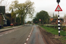 847742 Gezicht over de weg Dorp in het centrum van Benschop, na de herinrichting van de weg met nieuwe ...